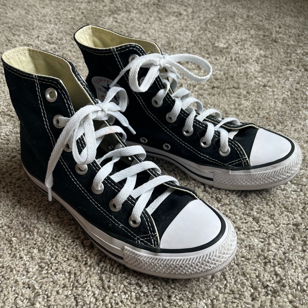 Like new women’s black converse